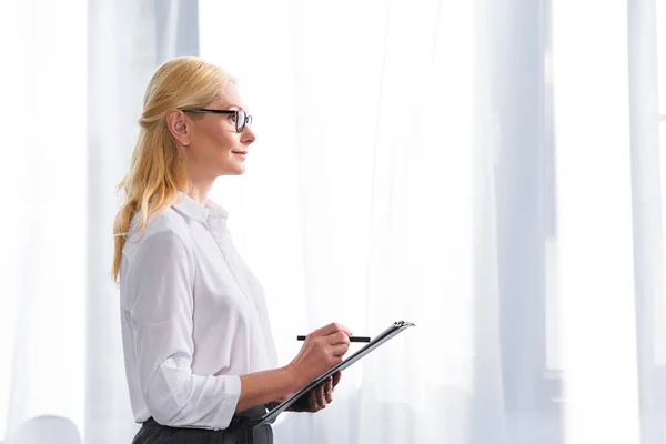 Zijaanzicht Van Vrouwelijke Psycholoog Brillen Schrijven Klembord — Stockfoto