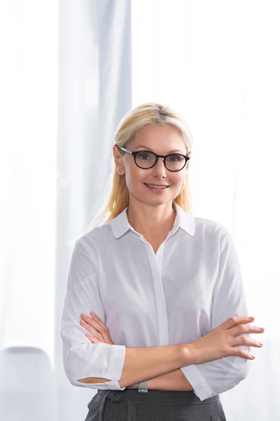 Ritratto Terapeuta Donna Occhiali Con Mani Incrociate — Foto Stock