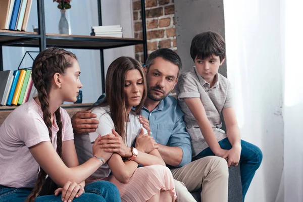 Famiglia Abbracciare Rallegrare Donna Frustrata Sul Divano Ufficio Counselor — Foto Stock