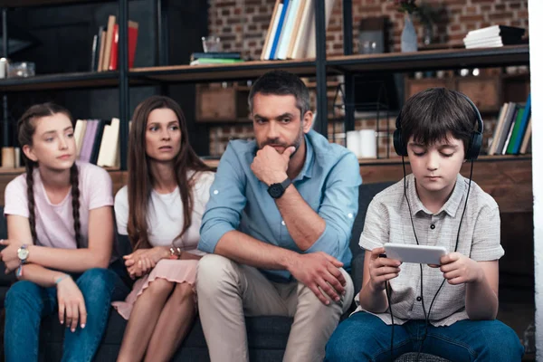 Parents Soeur Regardant Garçon Accro Dans Casque Utilisant Smartphone Sur — Photo