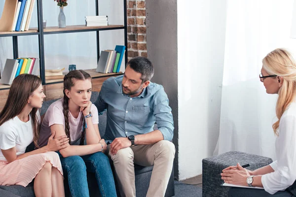 Beraterin Schreibt Klemmbrett Während Eltern Tochter Bei Therapiesitzung Aufmuntern — Stockfoto