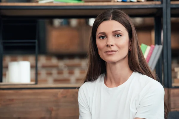 Close Van Portret Van Lachende Vrouw Onscherpe Achtergrond Thuis — Stockfoto