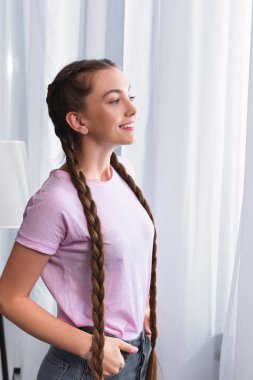ceplerinde önünde evde perdeler ile genç kız gülümseyerek yan görünümü eller 