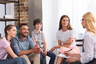 mutlu aile terapi seansı office Panosu'nda yazma kadın avukat bey tarafından oturan 