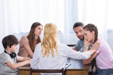 kadın avukat neşelenmeye dikiz genç kız aile terapisi oturumda ofiste üzgün 