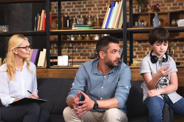 smartphone aile terapisi oturumda kullanma office boyun kulaklık oğluyla konuşurken adam kanepede oturan kadın avukat bey 