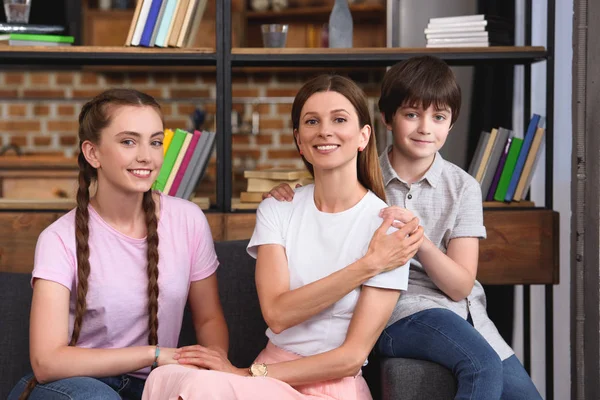 Glückliche Mutter Sitzt Hause Auf Couch Zwischen Sohn Und Tochter — Stockfoto