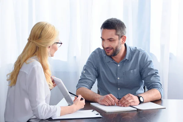 Side View Female Counselor Pointing Digital Tablet Screen Pen Smiling — Stock Photo, Image