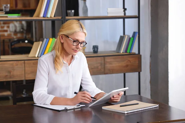 Conseillère Concentrée Dans Les Lunettes Regardant Écran Tablette Numérique Table — Photo