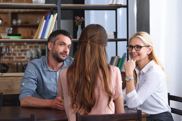 Coppia Seduta Tavola Durante Seduta Terapia Consulente Femminile Nel Suo — Foto Stock