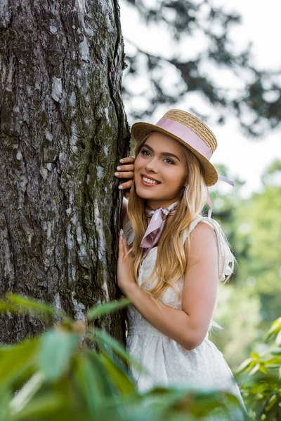 Selective Focus Beautiful Smiling Girl Wicker Hat Leaning Tree Park — Stock Photo, Image