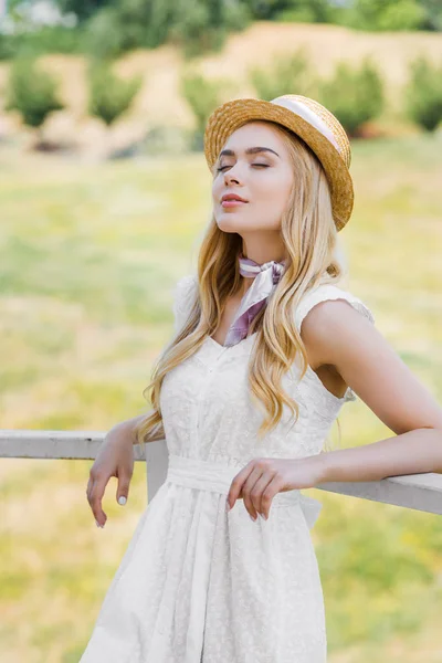 Mulher Loira Feliz Chapéu Vime Inclinado Trilhos Relaxante Com Olhos — Fotografia de Stock