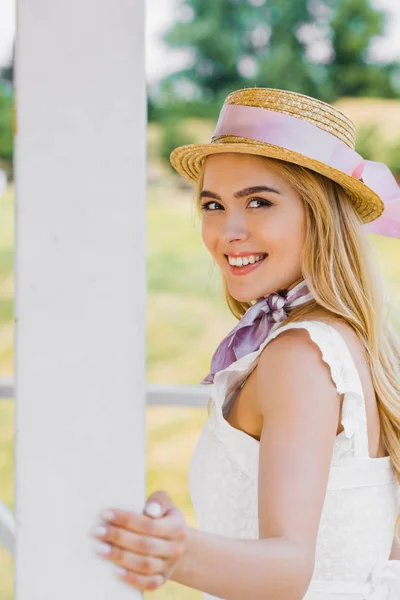 Beautiful Young Blonde Woman Wicker Hat Ribbon Smiling Camera — Free Stock Photo