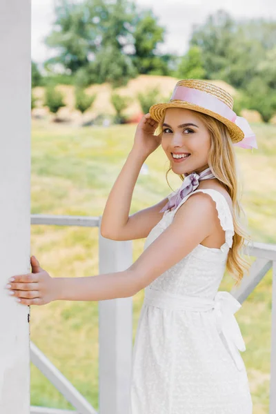 Bela Jovem Mulher Chapéu Vime Vestido Branco Sorrindo Para Câmera — Fotografia de Stock