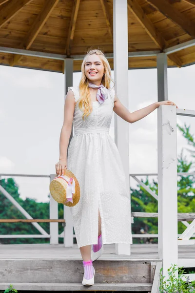 Full Length View Happy Young Woman White Dress Walking Stairs — Free Stock Photo