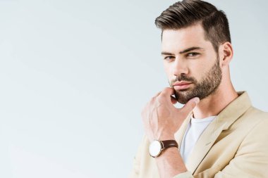 Beyaz arka plan üzerinde izole yüz yakınındaki el ile moda kendine güvenen adam