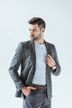 Beyaz arka plan üzerinde izole takım elbise giymiş yakışıklı sakallı işadamı