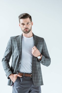 Beyaz arka plan üzerinde izole takım elbise giymiş yakışıklı sakallı işadamı