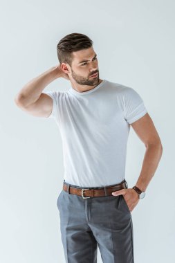 Sakallı yakışıklı beyaz t-shirt beyaz arka plan üzerinde izole.