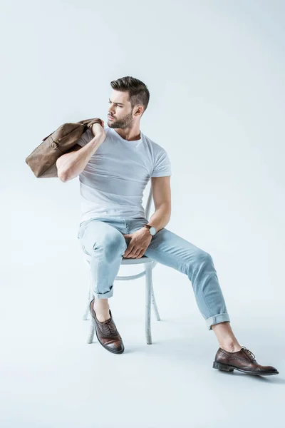 Hombre Confiado Moda Sentado Silla Sosteniendo Maletín Sobre Fondo Blanco — Foto de Stock