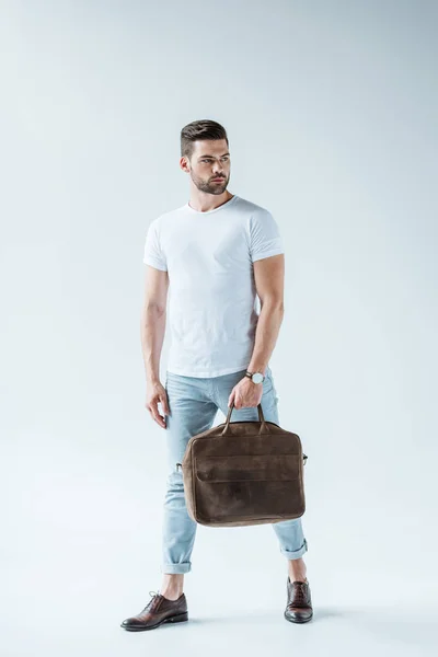 时尚的年轻男子背着公文包在白色背景 — 图库照片