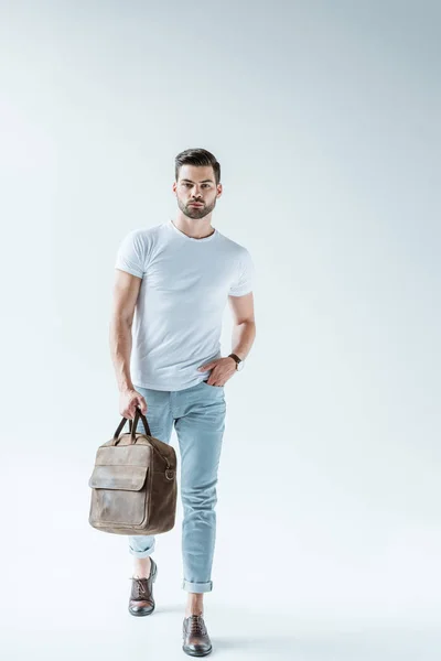 Homem Confiante Moda Carregando Pasta Fundo Branco — Fotografia de Stock