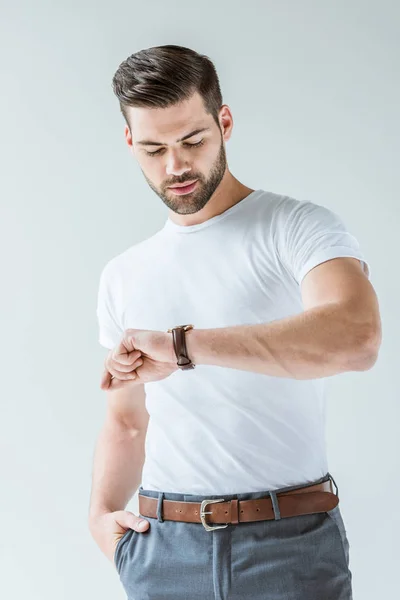 Homem Confiante Moda Verificando Seu Relógio Isolado Fundo Branco — Fotos gratuitas