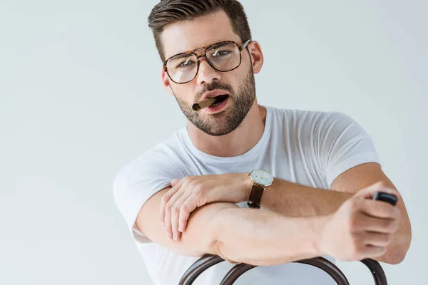 Snygg Ung Man Med Cigarr Munnen Sitter Stol Isolerad Vit — Stockfoto