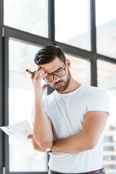 Elegante Joven Hombre Negocios Leyendo Documento Negocios Sosteniendo Cigarro Por — Foto de stock gratuita