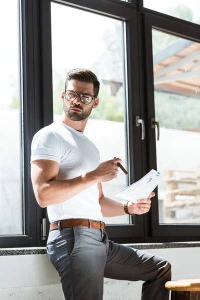 Modisch Selbstbewusster Geschäftsmann Brille Zigarre Rauchend Während Geschäftsbericht Liest — Stockfoto