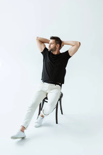 Homem Confiante Moda Descansando Cadeira Fundo Branco — Fotografia de Stock