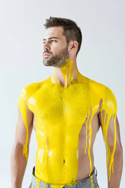Jovem Coberto Com Tinta Amarela Isolada Sobre Fundo Branco — Fotografia de Stock