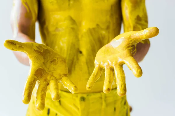 Ausgeschnittene Ansicht Männlicher Hände Und Körper Gelber Farbe Isoliert Auf — Stockfoto