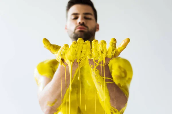 Επιλεκτική Εστίαση Αρσενικό Χέρια Ρέει Κίτρινο Χρώμα Απομονωθεί Λευκό Φόντο — Φωτογραφία Αρχείου