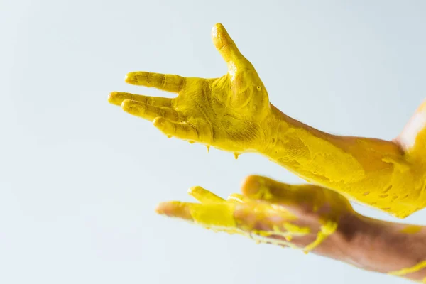 Обрізаний Вигляд Чоловічих Рук Покритих Жовтою Фарбою Ізольовані Білому Тлі — стокове фото
