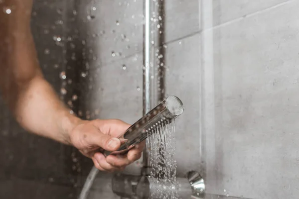 Vista Recortada Mano Masculina Sosteniendo Ducha Detrás Vidrio — Foto de Stock