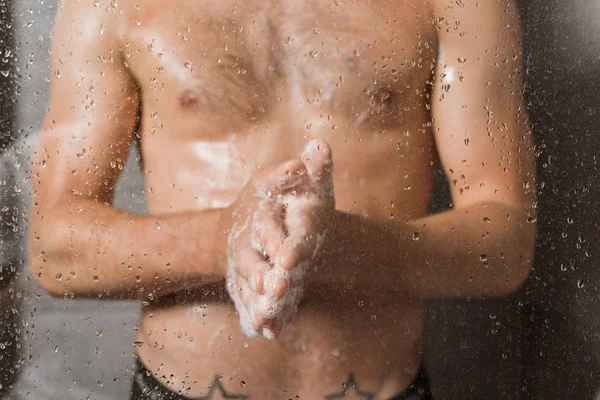 Vue Recadrée Homme Lavant Les Mains Derrière Verre Douche — Photo