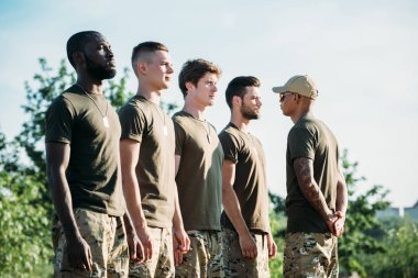 dizi çok ırklı askerler güneş gözlüğü ve genç Afro-Amerikan taktik öğretim yan görünüm