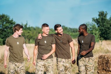 çok kültürlü gülümseyen asker dizi yaz gününde askeri üniformalı portresi
