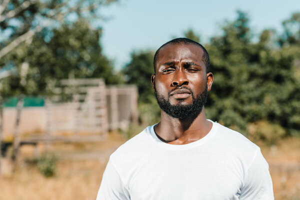 селективный фокус африканского американского солдата в белой рубашке, стоящего на стрельбище
