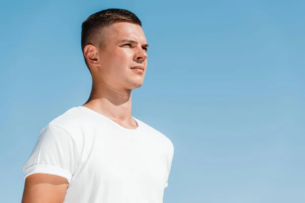 Side View Young Soldier White Shirt Blue Sky — Free Stock Photo