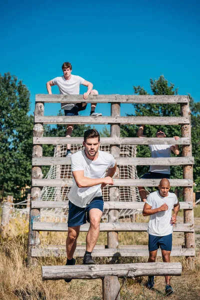 Jeunes Soldats Interraciaux Pratiquant Obstacle Courent Portée — Photo