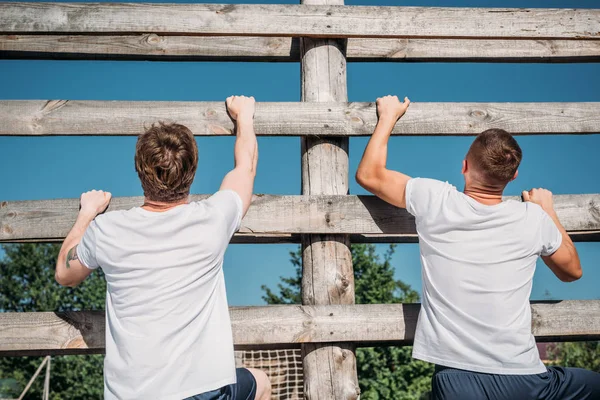 Back View Soldiers Climbing Wooden Barrier Obstacle Run Range — Stock Photo, Image