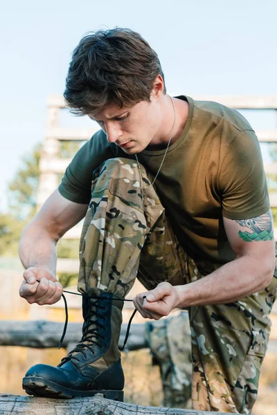 Портрет Солдата Военной Форме Завязывающего Шнурки — стоковое фото