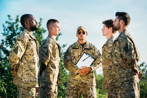 Instructor Táctico Afroamericano Con Bloc Notas Jóvenes Soldados Interracial Uniforme — Foto de Stock