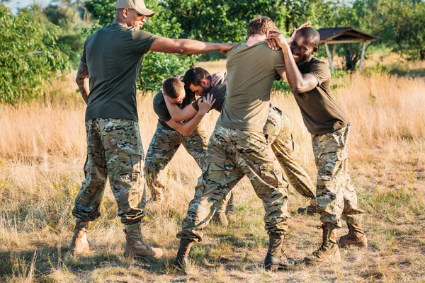 Soldados Multirraciales Uniforme Militar Practicando Lucha Cuerpo Cuerpo Campo Tiro — Foto de stock gratis