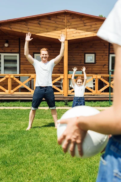 Vacker Ung Familj Spelar Med Volleyboll Boll Trädgård — Gratis stockfoto