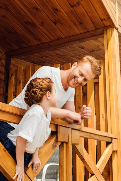 Счастливые Отец Дочь Проводят Время Вместе Террасе Деревянного Дома — стоковое фото