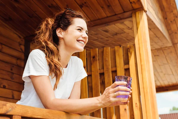 Jeune Femme Souriante Avec Verre Boisson Debout Sur Terrasse Chalet — Photo