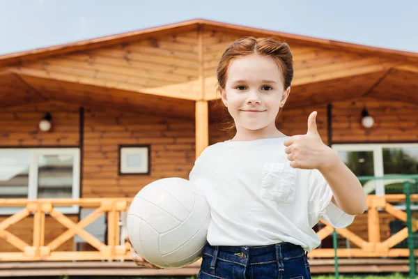 Adorable Petit Enfant Avec Balle Volley Ball Montrant Pouce Vers — Photo